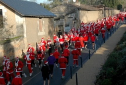 La course des Pères-Noël de Saint-Benoît