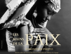 Exposition photographique de Séverine Desmarest  - "Les mains de la Paix"