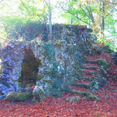 Grotte en pierre site accrobranche
